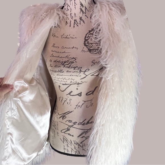 Divided H&M Shaggy Faux Fur White Vest Size 12/L - Picture 6 of 8